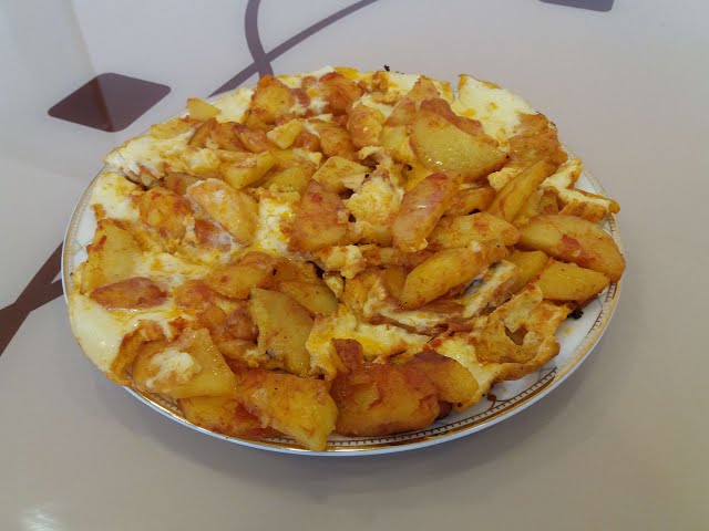 Kartof qızartması yumurtalı